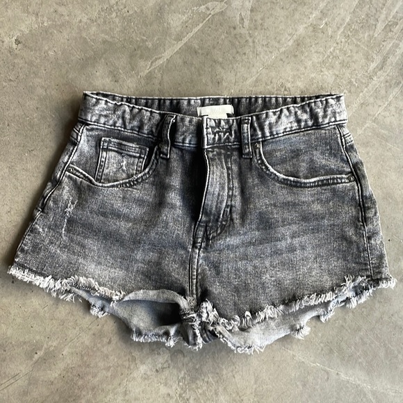 H&M cut off shorts - Picture 1 of 4